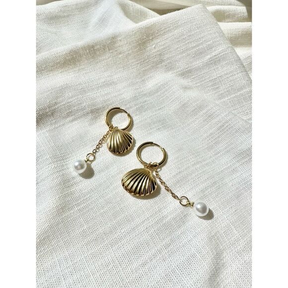 Gold color clamshell with pearl dangle earrings - Picture 1 of 3